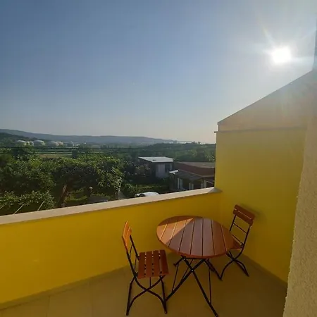 Apartma Skofije アパート